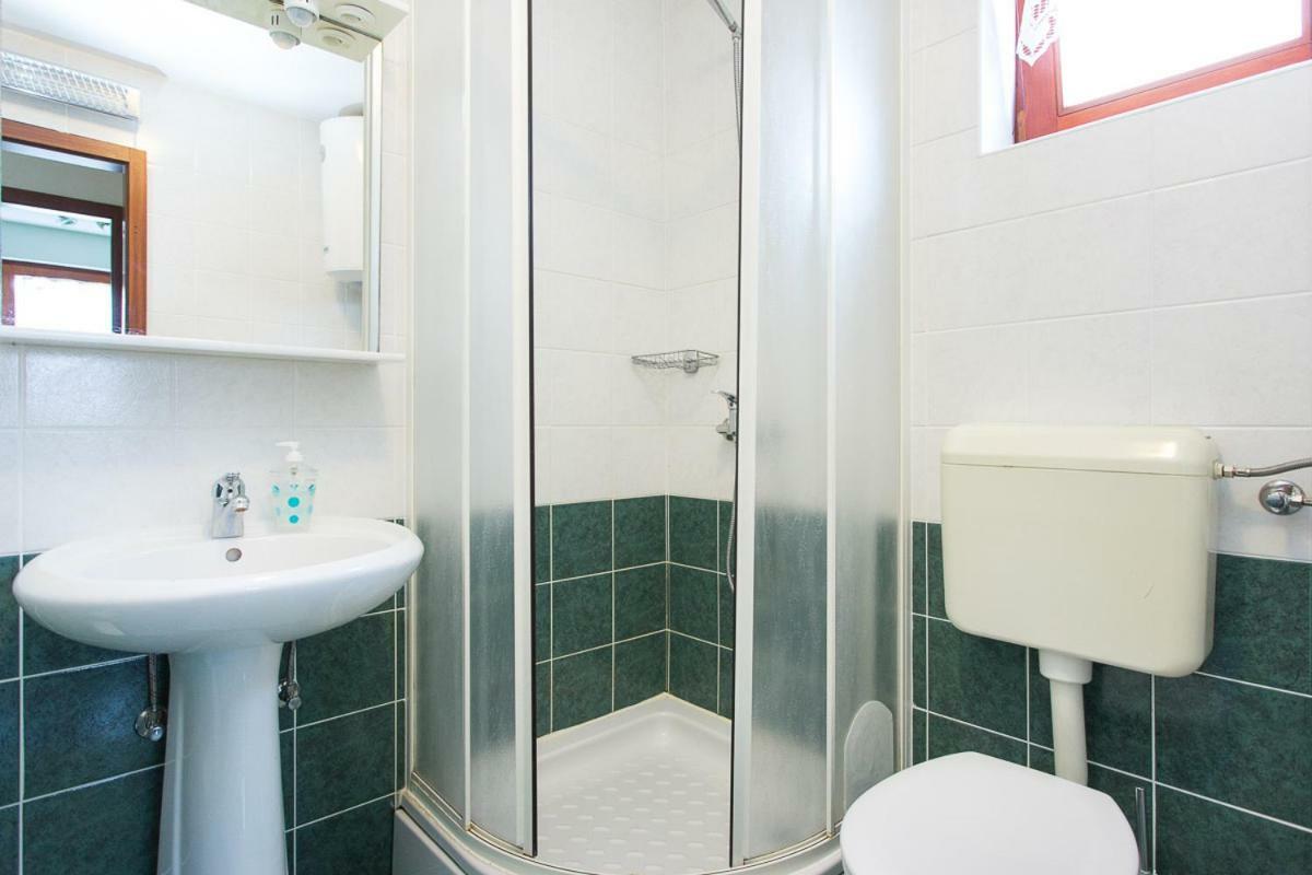 1-Bedroom Apartment with loggia in Punat Island Krk Bagian luar foto