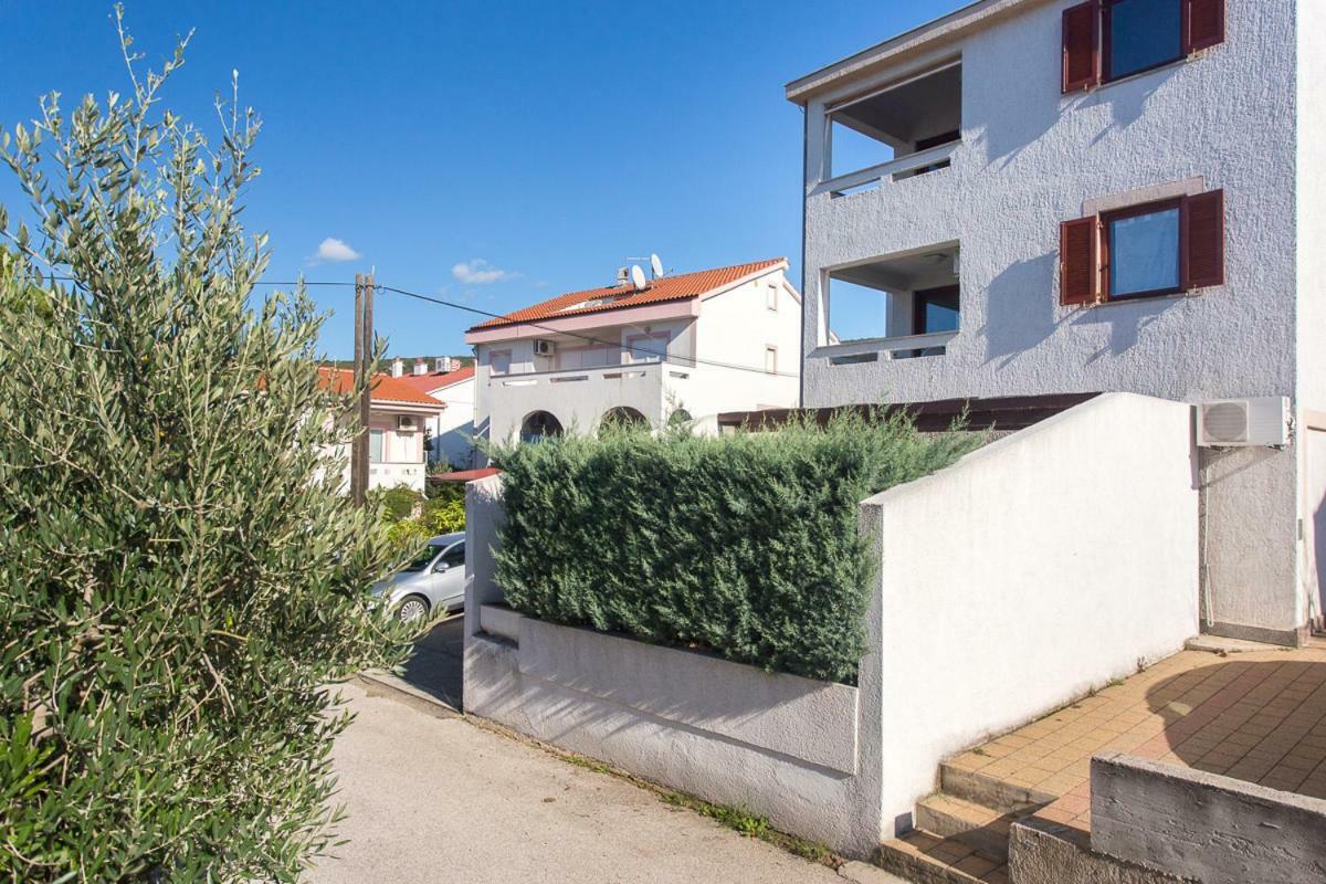 1-Bedroom Apartment with loggia in Punat Island Krk Bagian luar foto