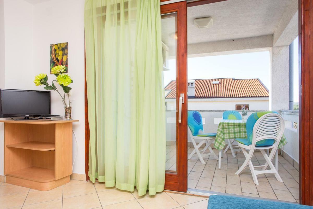 1-Bedroom Apartment with loggia in Punat Island Krk Bagian luar foto